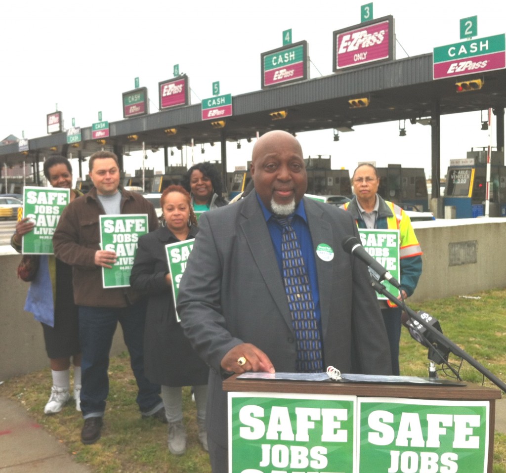 At bay bridge toll plaza, William Randall announces campaign to unionize Maryland Transportation Authority.
