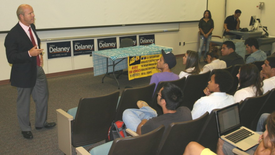 John Delaney talks to Latino students at Montgomery College. 