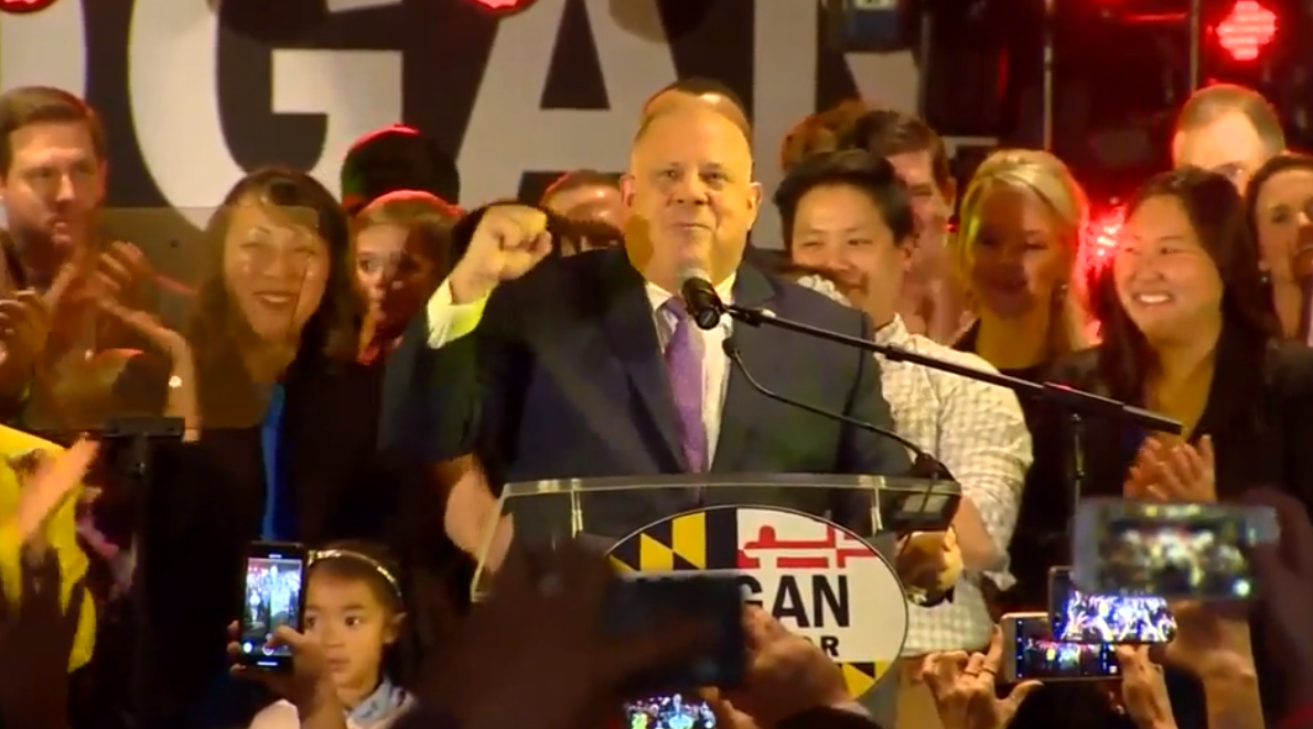Hogan surfs a blue wave to victory while buddies wipe out
