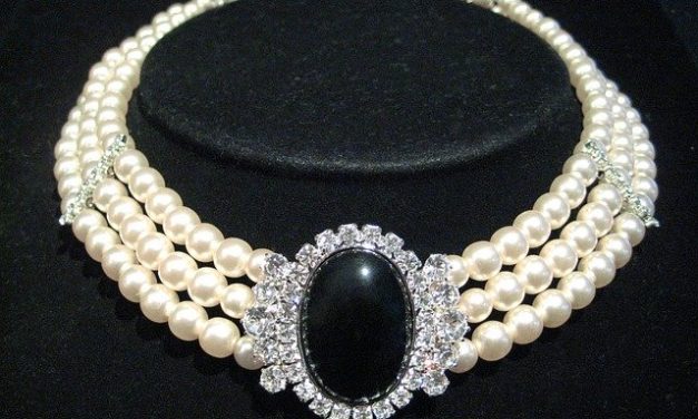 Increase in Wholesale Jewelry Sales Threatening Brick and Mortar Stores