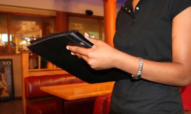 Top 7 benefits restaurants can get from using an online food ordering system