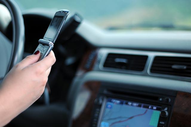 How to Reduce the Risks of Cell Phone Use While Driving