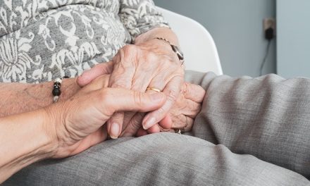 Evaluating the Signs That Your Loved One Needs Senior Living